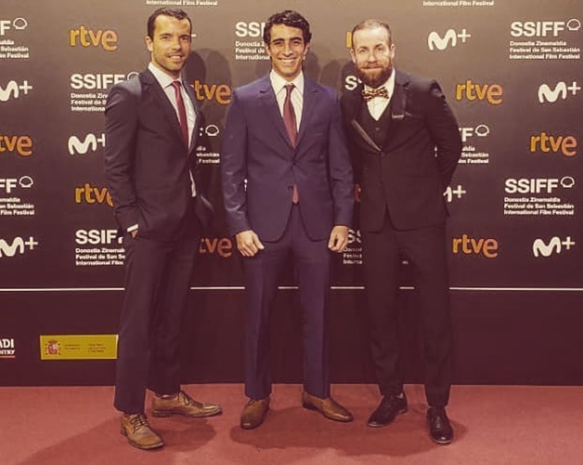 El joven junto a los actores Rodrigo Palacios y Rodrigo Sánchez Patiño en el Festival de San Sebastián, representando a Perú con la película "La bronca" (Foto: Jorge Guerra / Instagram)