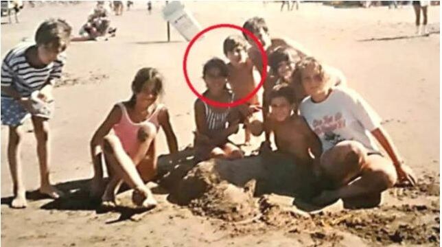 La famosa foto de la playa. Messi y Antonela tenían 10 años. Ya se gustaban y él aún jugaba por Newells All Boys.