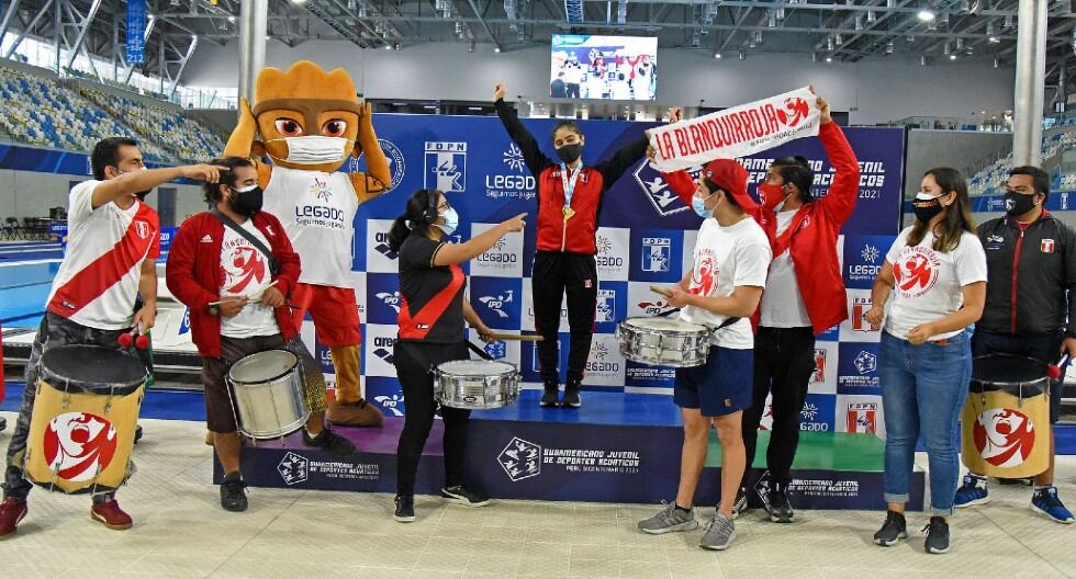 ¡La Blanquirroja también alienta y celebra! A sus 14 años, Ana destaca como clavadista y acaba de ganar doble medalla de oro para el Perú. (Trome / Legado)
