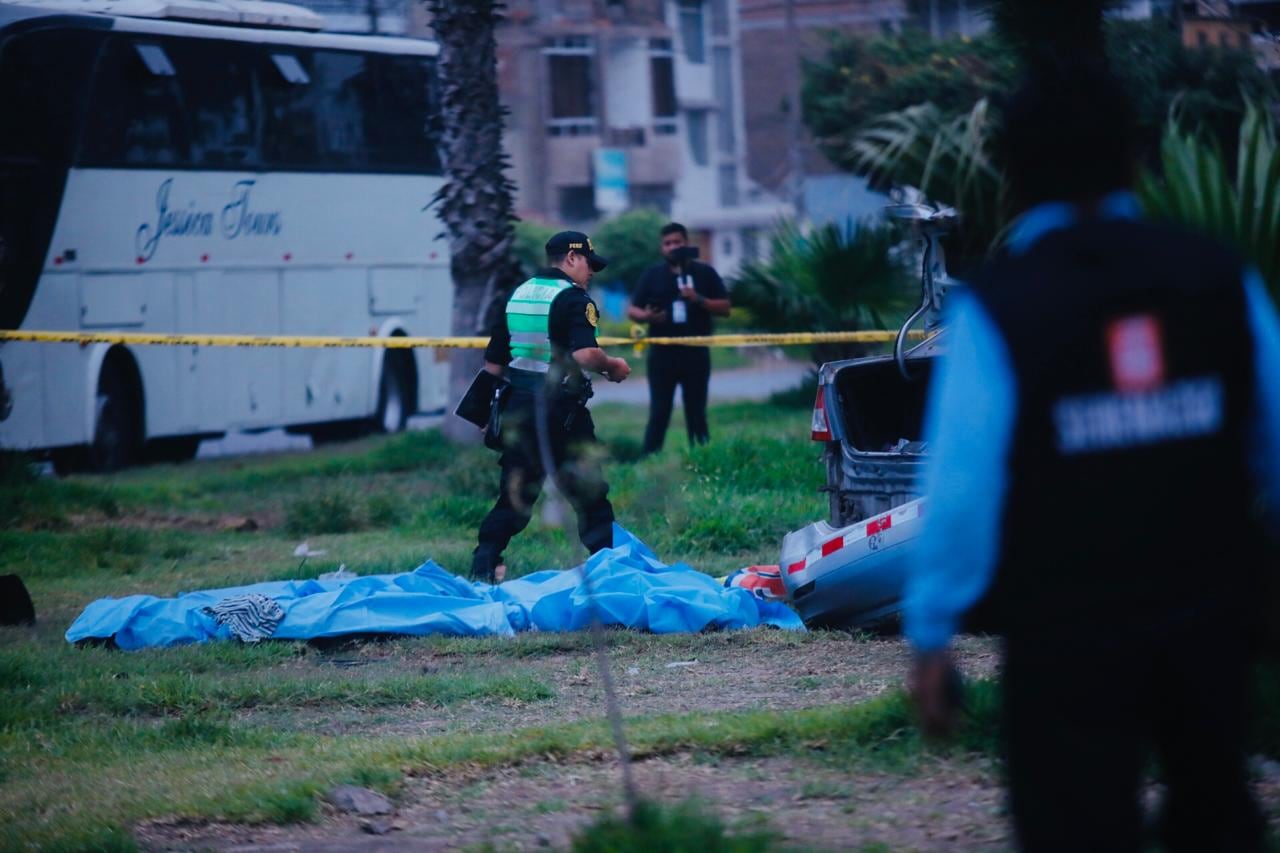 Accidente vehicular en los cruces de la av universitaria con av marañon en Los Olivos deja 4 fallecidos.
Fotos: César.grados@photo.gec