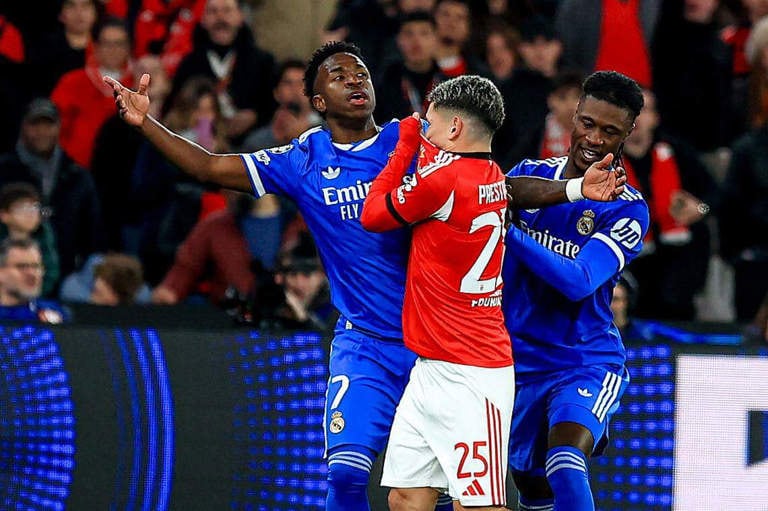 'Ley Vinícius' prohibe a los jugadores taparse los labios para dirigirse entre ellos (Foto: AFP)