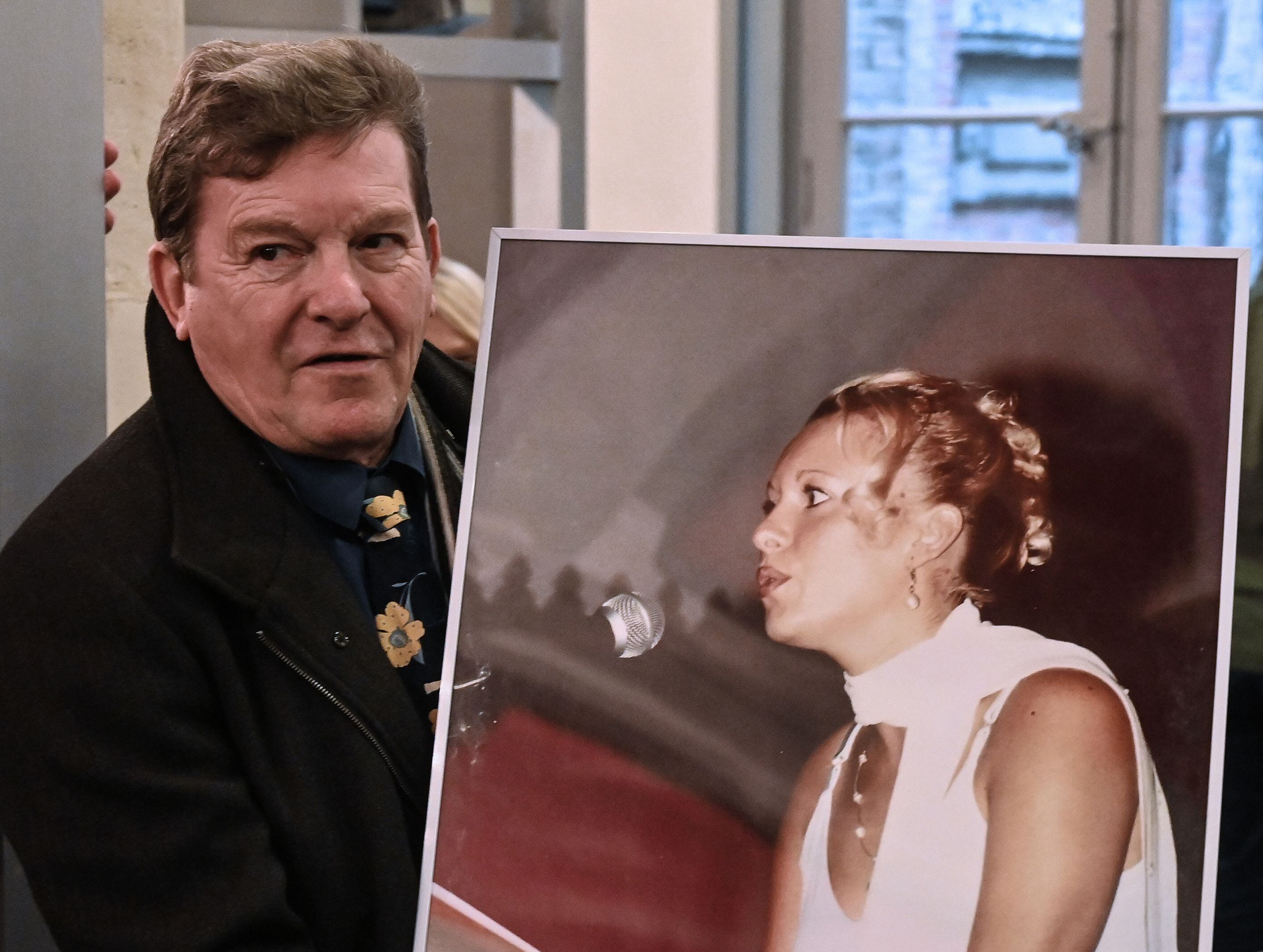 Jacky Kulik, el padre de Elodie Kulik, quien fue violada y asesinada en 2002, posa con un retrato de su hija el 21 de noviembre de 2019 en el juzgado de Amiens. (Foto: AFP)