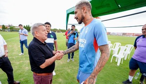 César Acuña recibe a Paolo Guerrero en los entrenamientos de la UCV