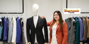 La diseñadora cuenta que su pasión por la sastrería la heredó de su madre quien hacía uniformes para empresas. Foto: Lenin Tadeo.