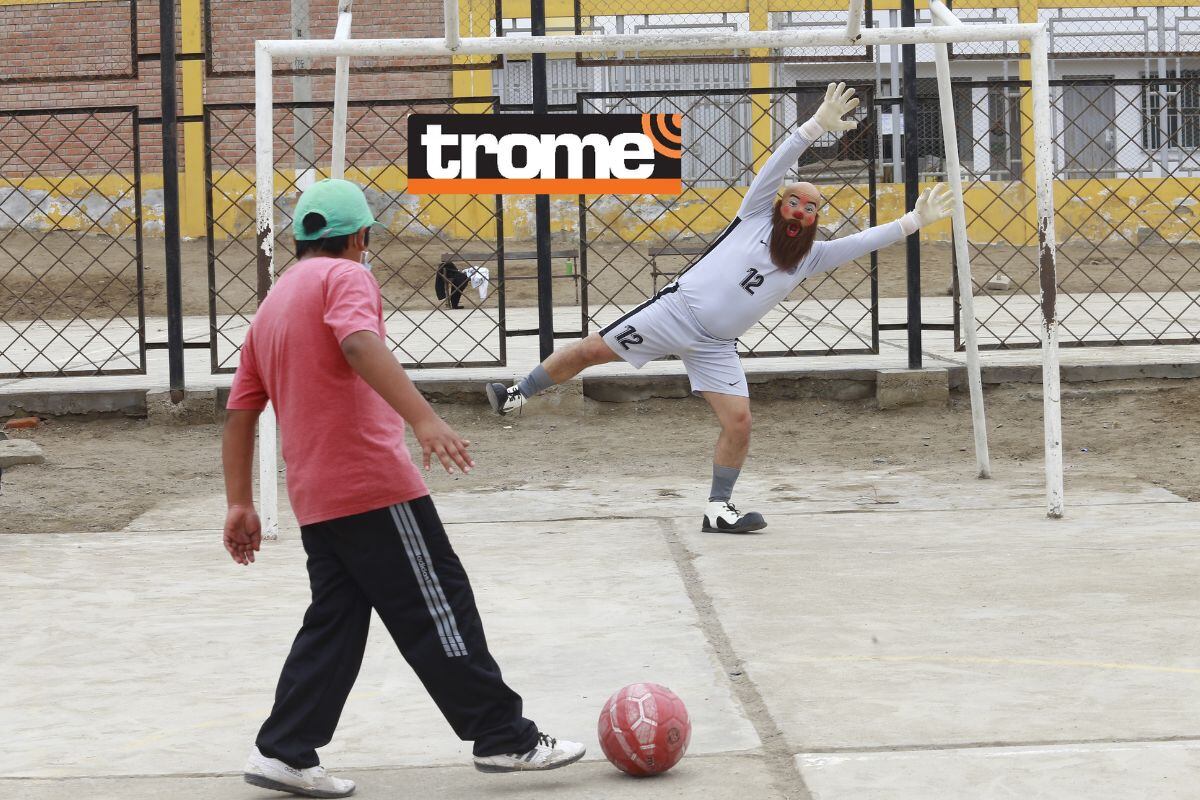Este vecino de Villa El Salvador lleva casi 20 años pintándose la cara y usando la nariz roja. Fotos: Jessica Vicente / Trome.
