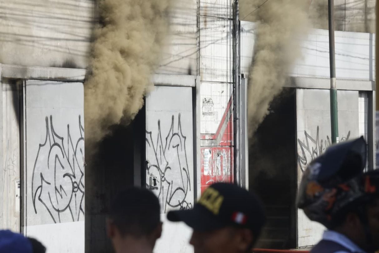 Los almacenes afectados siguen reportando emisión de humo. (Foto: Lenin Tadeo / @photo.gec)