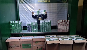 ¡GOLPE A LA MAFIA! Contrabandistas abandonan más de 300 mil cigarrillos ilegales en cochera