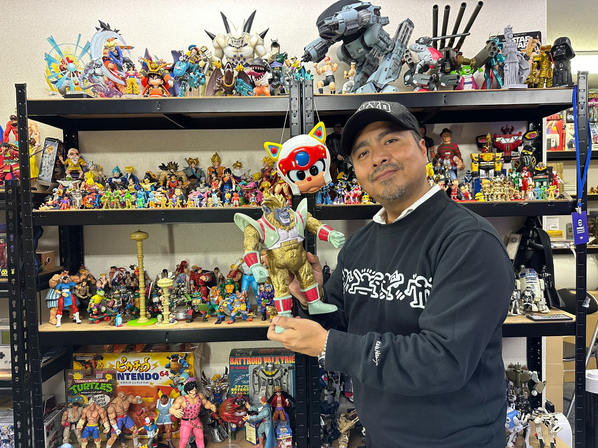 Francisco León posa para el lente de Trome, posando orgulloso al lado de su colección, la cual está en su tienda 'Japan Geek'..
