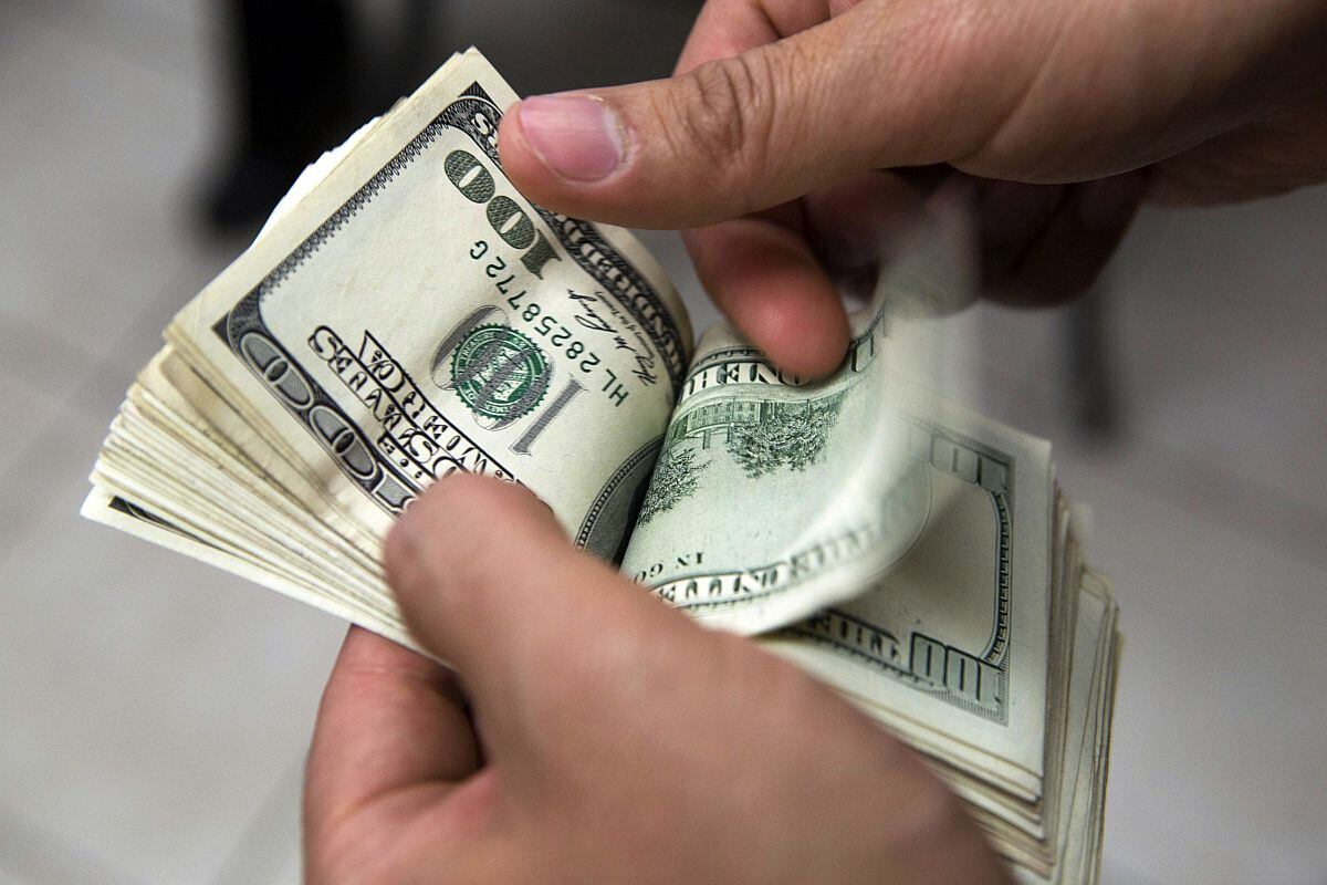 El dólar se negociaba a 19,9 pesos en el mercado de México. (Foto: AFP)