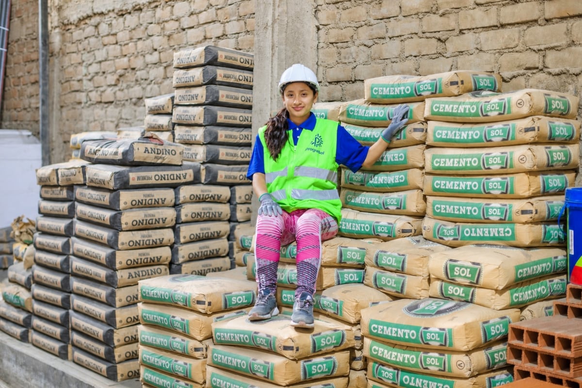 Descubre cómo esta jovencita impulsa la ferretería que abrieron sus padres en Lima Sur. Foto: Hugo Pérez / Trome.