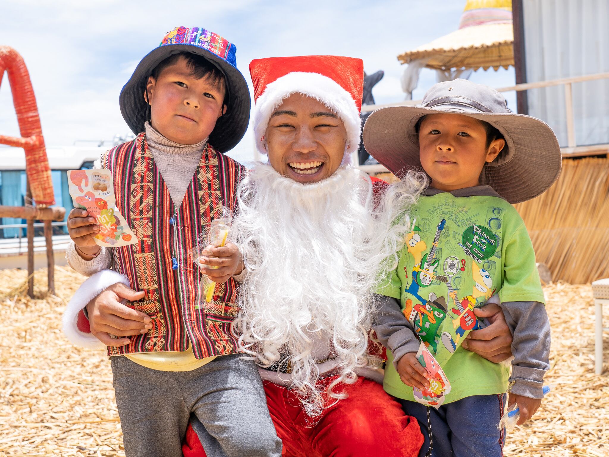 Visitó la isla de Los Uros en Puno y regaló juguetes, útiles escolares y balones de fútbol de la Copa Mundial Qatar. Foto: Jesse Katayama.