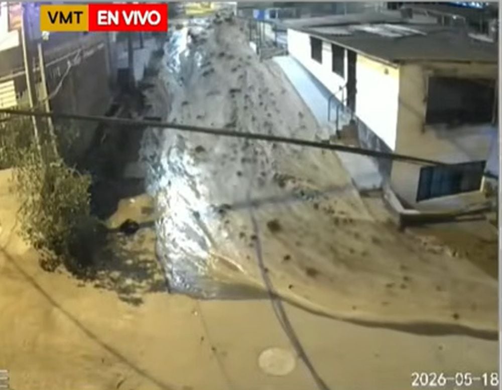 El aniego por una tubería matriz rota en Villa María del Triunfo dejó daños considerables en muchas viviendas. (TVPerú)