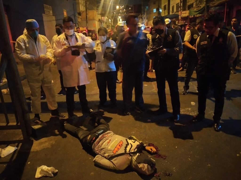 Peritos y policías examinaron el cadáver de la víctima.