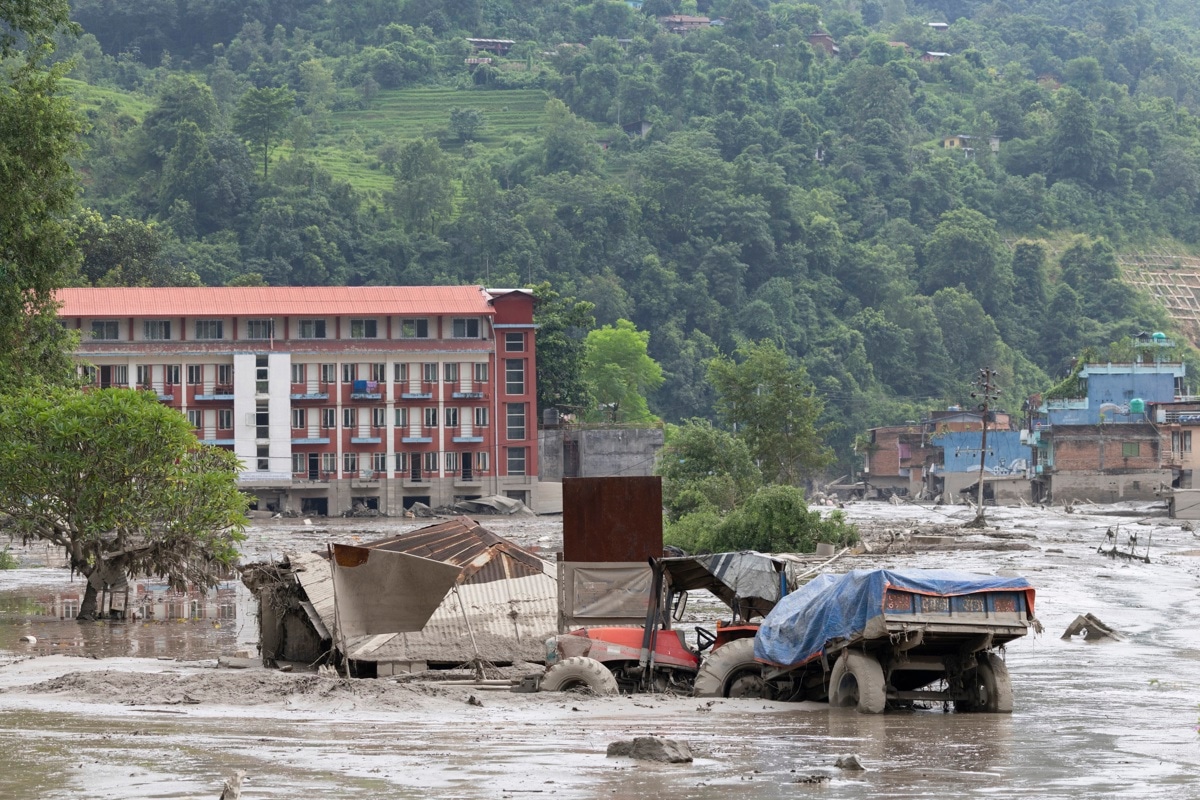Las aguas desbordadas arrasan Trishuli Bazar tras una crecida repentina, en el distrito de Nuwakot, Nepal, el 26 de agosto de 2026. (EFE/EPA/NARENDRA SHRESTHA)
