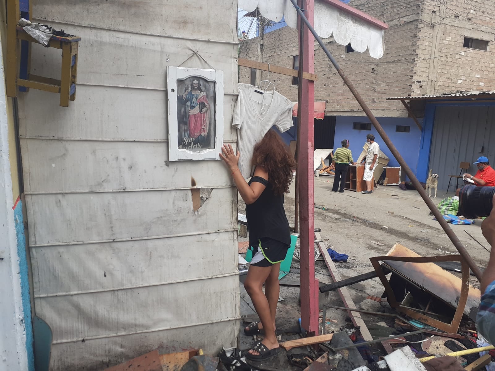 El ancianito Juan Solís Campos (69) se convirtió en un héroe y rescató a su hermano Mauro, 79 años, y a su mascota de un voraz incendio que consumió su vivienda, en San Juan de Miraflores. (foto: Mónica Rochabrum/TROME)