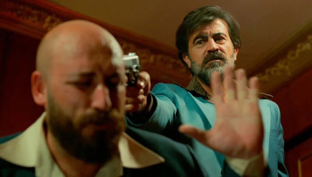 Abdülkadir trata de ocultar que Vahap es responsable de la tragedia de Züleyha en la telenovela "Tierra amarga" (Foto: Tims & B Productions)