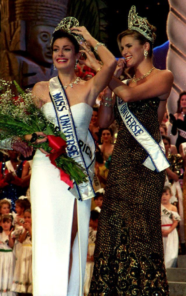 La Miss Universo 1992, Michelle McLean, le entregó la corona a Dayanara Torres (Foto: Omar Torres / AFP)