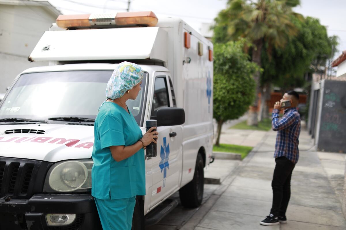Disfrazada de enfermera lleva la cámara en el tomatodo. Foto: Julio Reaño.