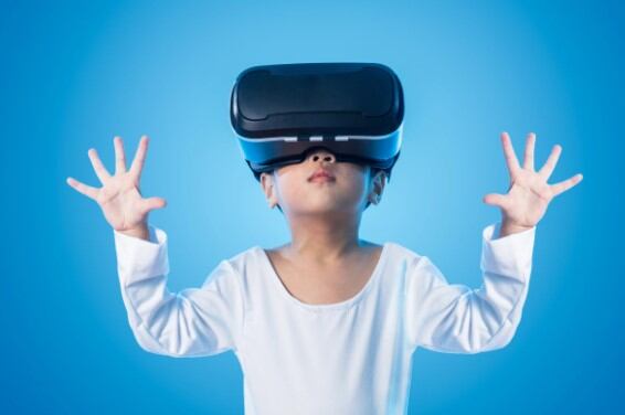 Los también llamados 'Cascos de realidad virtual' se han vuelto accesorios infaltables dentro de los equipos gamers (Foto: KK Tan/Shutterstock / KK Tan)