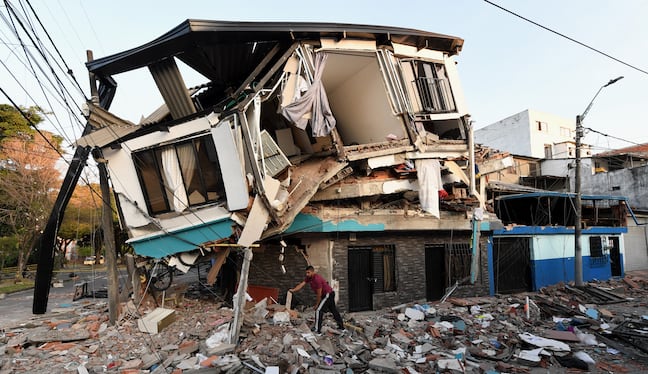 Un hombre retira los escombros de una casa derrumbada tras el terremoto que sacudió Pereira, Colombia. (Foto de Jaime SALDARRIAGA / AFP).