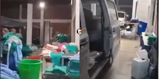 Lavan ropa de personal médico con agua de desagüe en lavandería clandestina