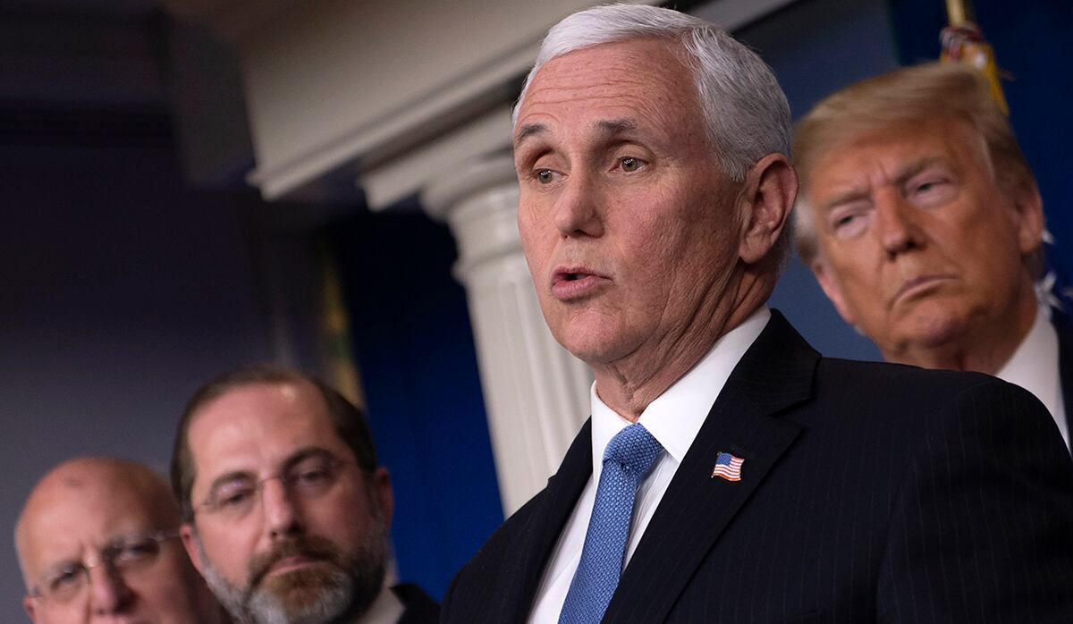 El vicepresidente de los Estados Unidos, Mike Pence, habla durante una conferencia de prensa sobre el brote de COVID-19 en la Casa Blanca. (Foto: AFP/ERIC BARADAT).
