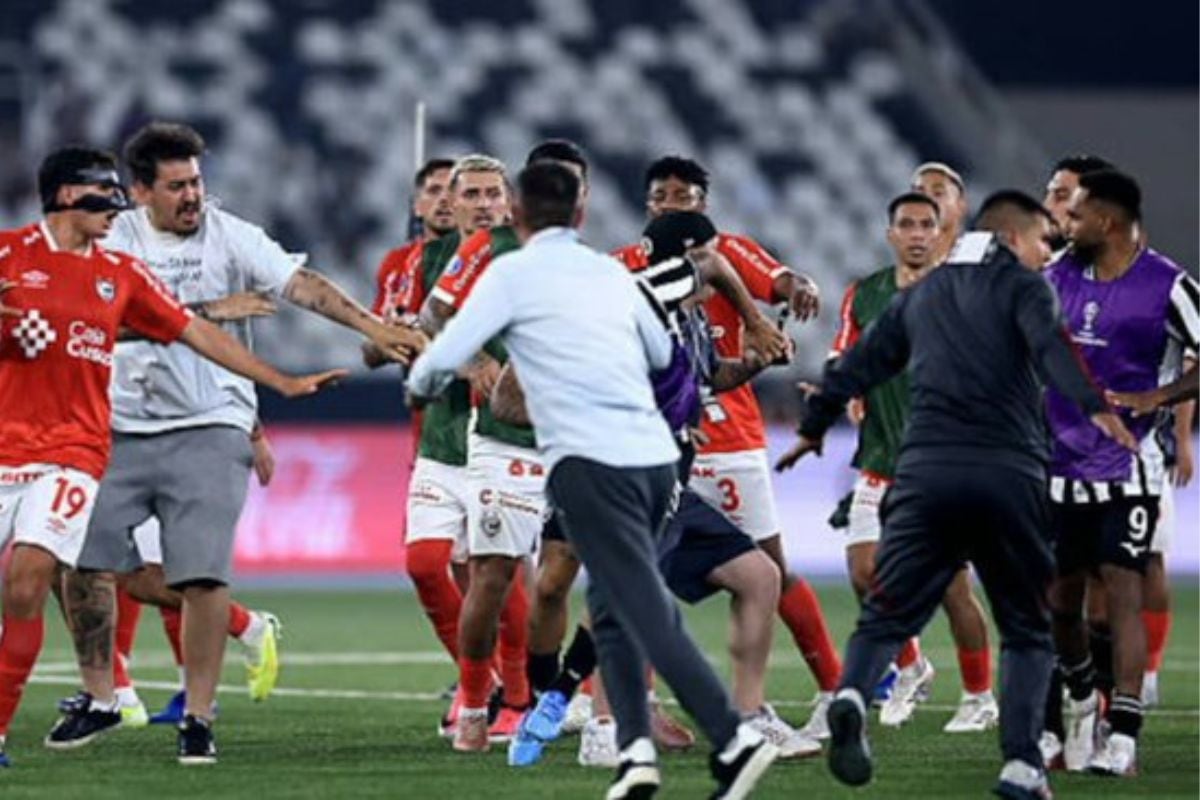 Melgarejo empieza correr para no ser alcanzdo por los jugadores de Botafogo (Foto: @fimdejogo)
