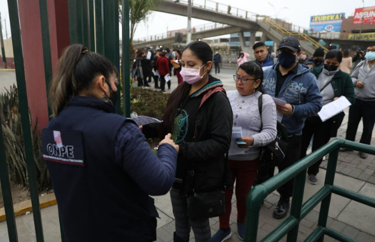 Personas acudiendo a votar (Foto: ONPE)