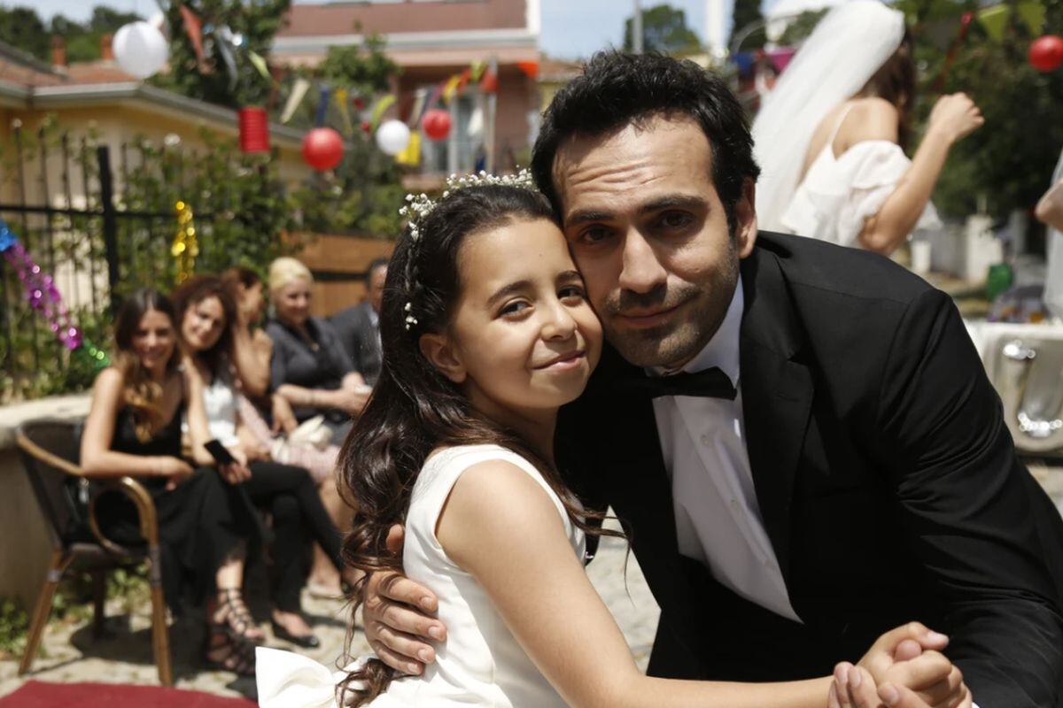 Öykü y Demir en la boda (Foto: Med Yapım)