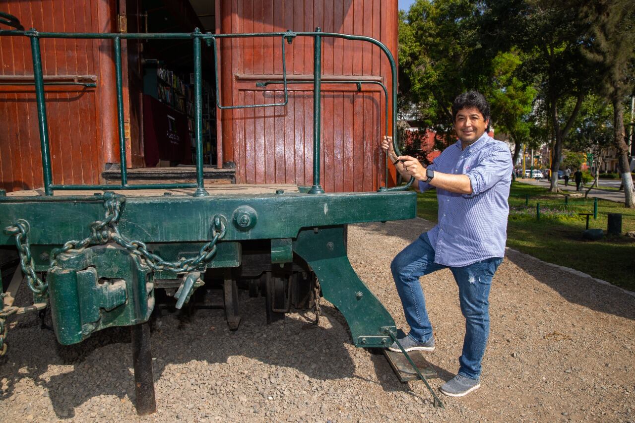 El 'Chino' fue Bicampeón nacional dirigiendo la Universidad San Martín (2007 y 2008)