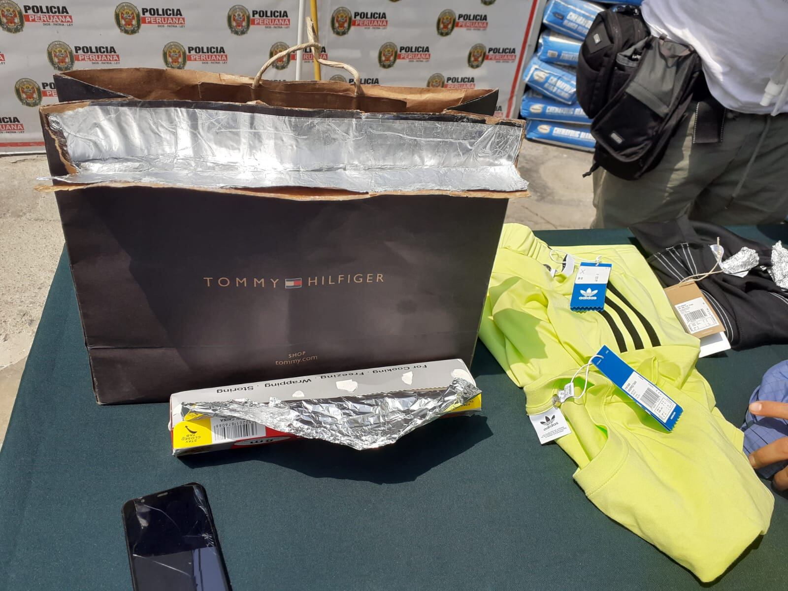 Esta banda de 'Los Chamos Tenderos' fue desbaratada al ser detenidos con ropa robada de un centro comercial. Ellos envolvían los precintos de seguridad con papel aluminio para bloquear los sensores de la puerta. (foto: TROME)