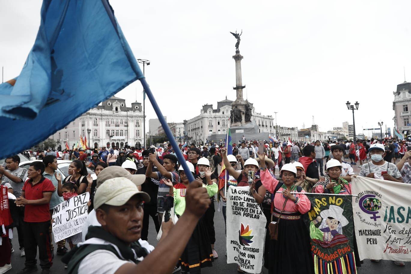 Manifestantes llegan a Plaza Dos de Mayo exigiendo la renuncia de la presidenta Dina Boluarte. (Foto: Renzo Salazar)