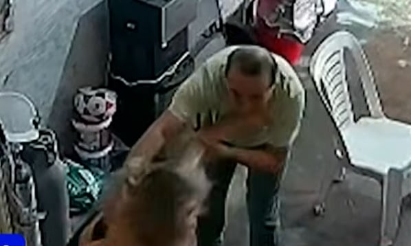 Momento de los tocamientos indebidos de César Sánchez Chavesta contra Naldy Saldaña