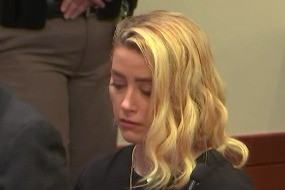 Con un rostro desencajado Amber Heard escucha la lectura del veredicto en el juicio ante Johnny Depp (Foto: Captura de pantalla/YouTube)