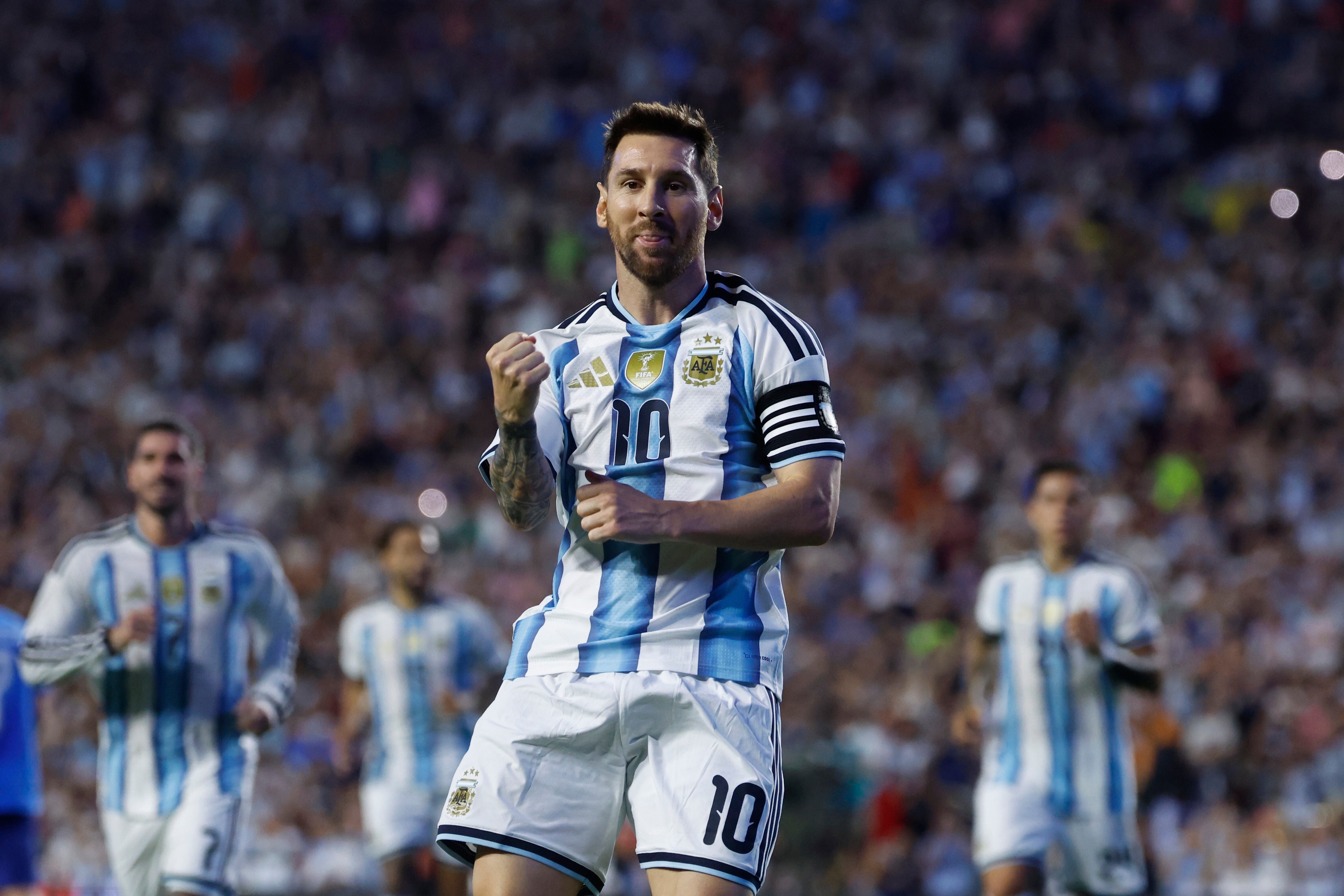 Lionel Messi celebra el segundo tanto de la Selección Argentina sobre Islandia. (AP Foto/Butch Dill)