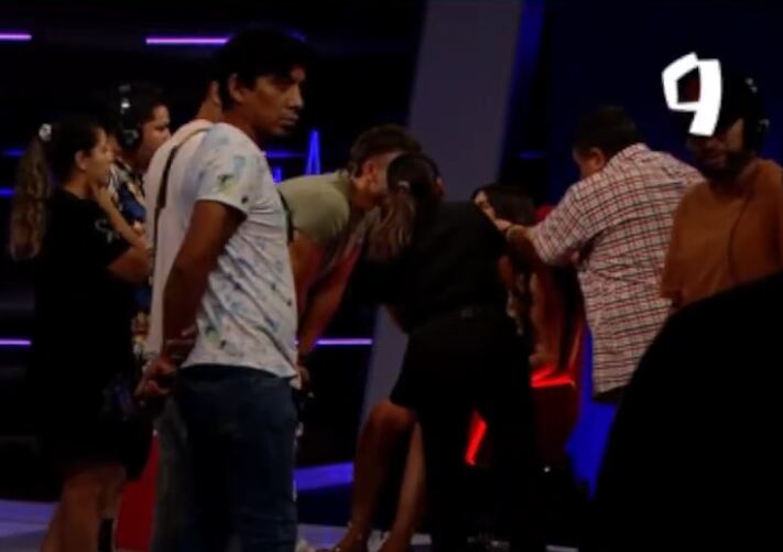 Juan Ichazo se acercó a Macarena Vélez