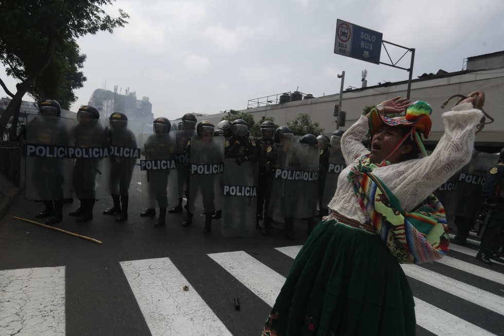 Manifestantes pugnan por llegar al Congreso durante mensaje a la Nación de Dina Boluarte. Foto: Cesar Campos/@photo.gec