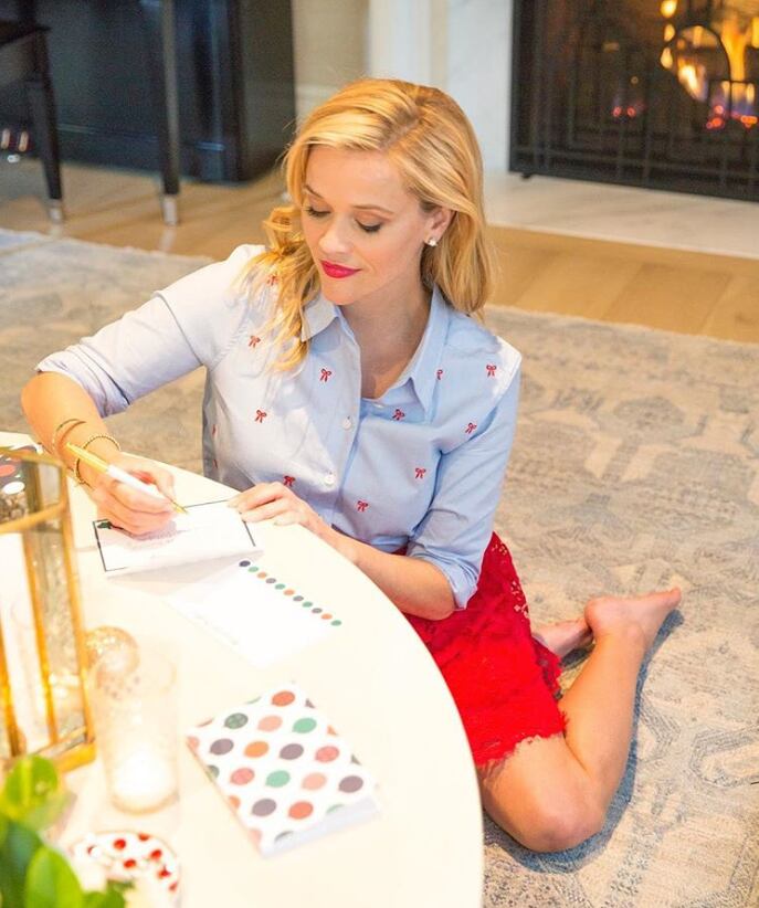 Su sala es soberbia y delicada a la vez, donde una chimenea es la encargada de darle esa calidez de hogar. (Foto: Instagram Reese Witherspoon)