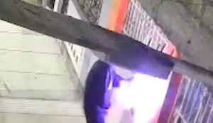 Rímac: Delincuentes extorsionan a humilde vendedora de alitas broaster y detonan explosivo en su puerta