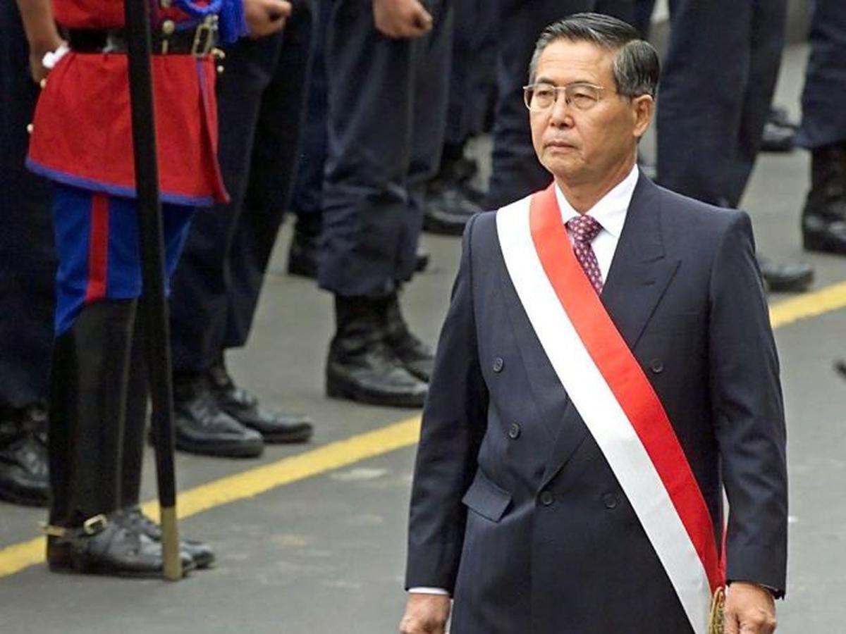 En 2000, Alberto Fujimori renuncia desde Japón a la Presidencia del Perú.
