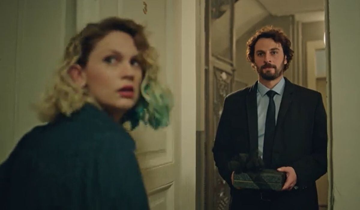 La actriz Farah Zeynep AbdullahHan en una escena de la telenovela turca "Inocentes" (Foto: OGM Pictures)
