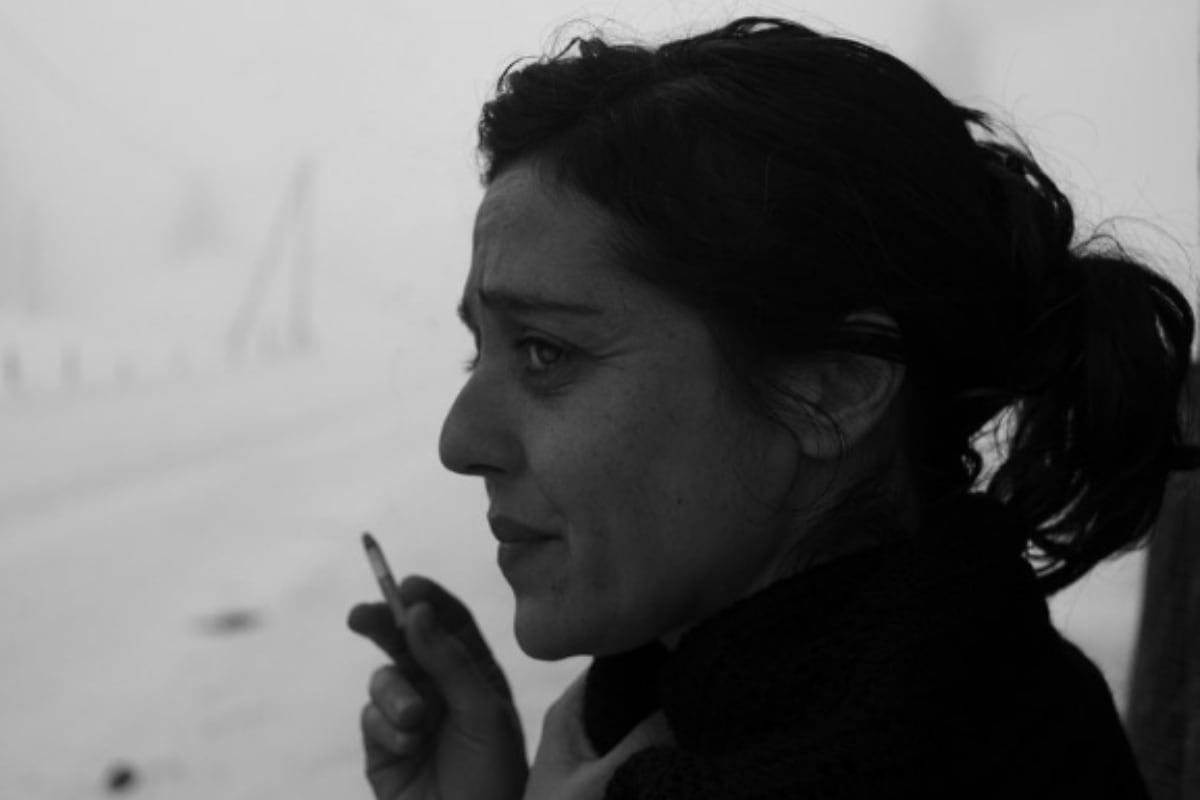 La celebridad fumando para una instantánea en blanco y negro (Foto: Vanessa Scalera / Instagram)