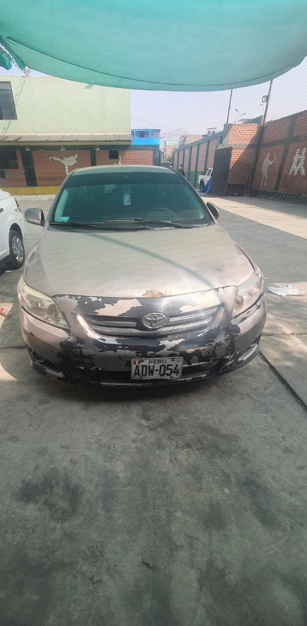 Tres presuntos delincuentes fueron atrapados, en el auto de un policía, por asaltar a un ancianito al que le robaron dinero que cobró del bono.