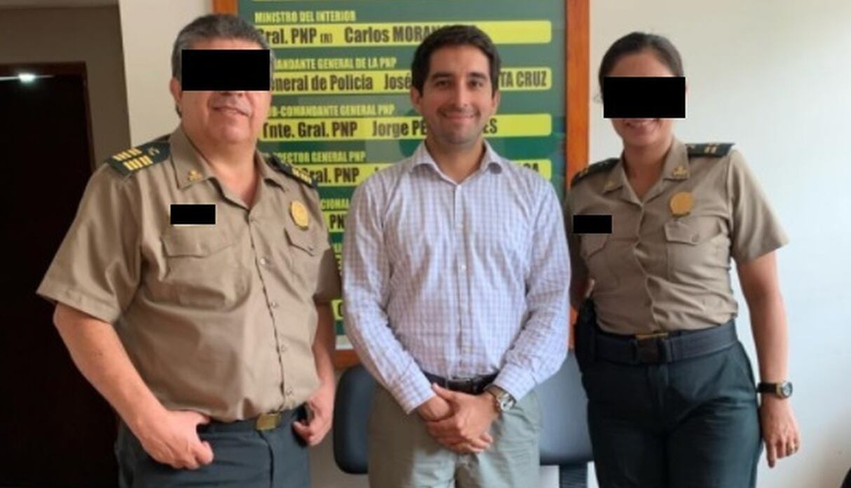 Abogado que insultó y llamó ‘cholos de m...’ a policías desde su balcón ahora da charlas en la PNP