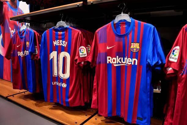 La tienda del FC Barcelona luce vacía y el club empezó a perder dinero