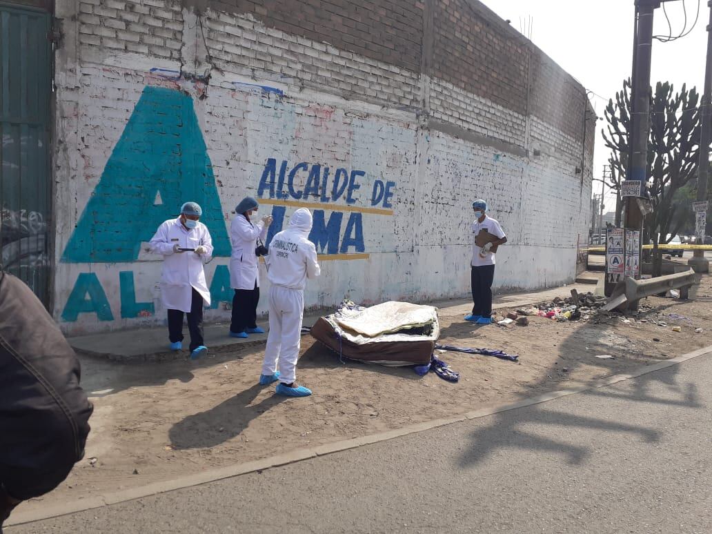 Un hombre, que sería extranjero de unos 25 a 30 años, fue torturado, estrangulado. (fotos: Mónica Rochabrum/Trome)