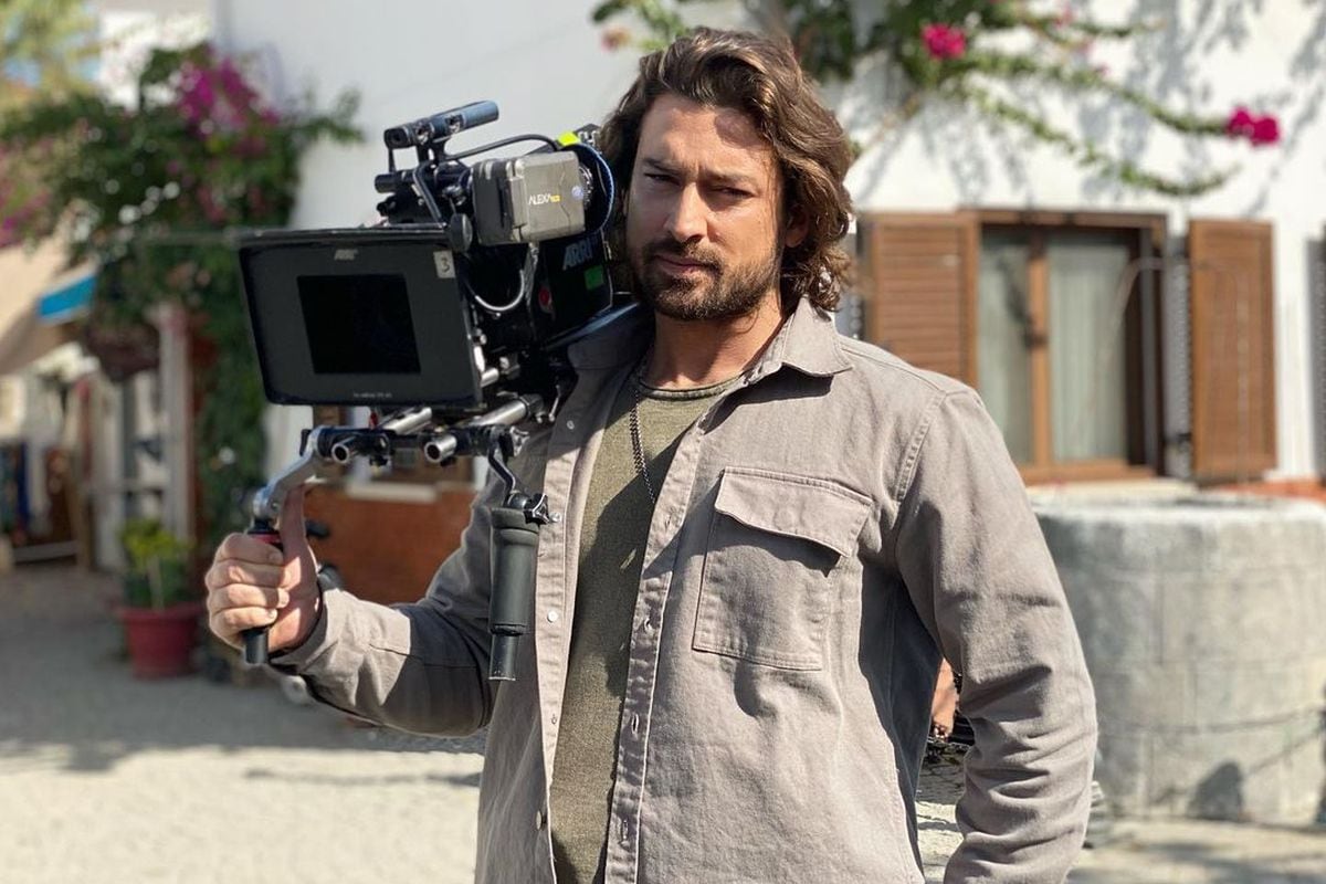 Alp Navruz con una cámara durante la grabación de "Ada Masali" (Foto: Alp Navruz/Instagram)
