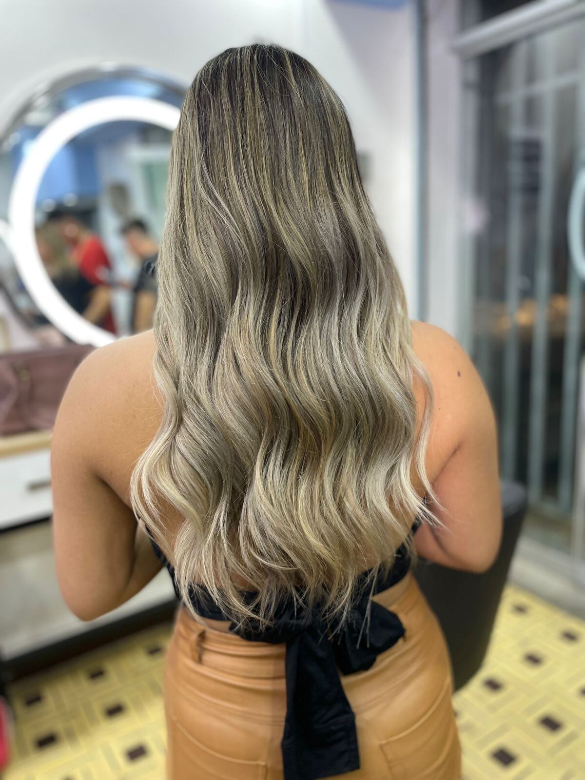 Los rubíos nunca van a pasar de moda, lo ideas es ir con un especialista que te aconseje cómo debes tratar este tono, ya que muchos tienden a tomar otra pigmentación con las lavadas.