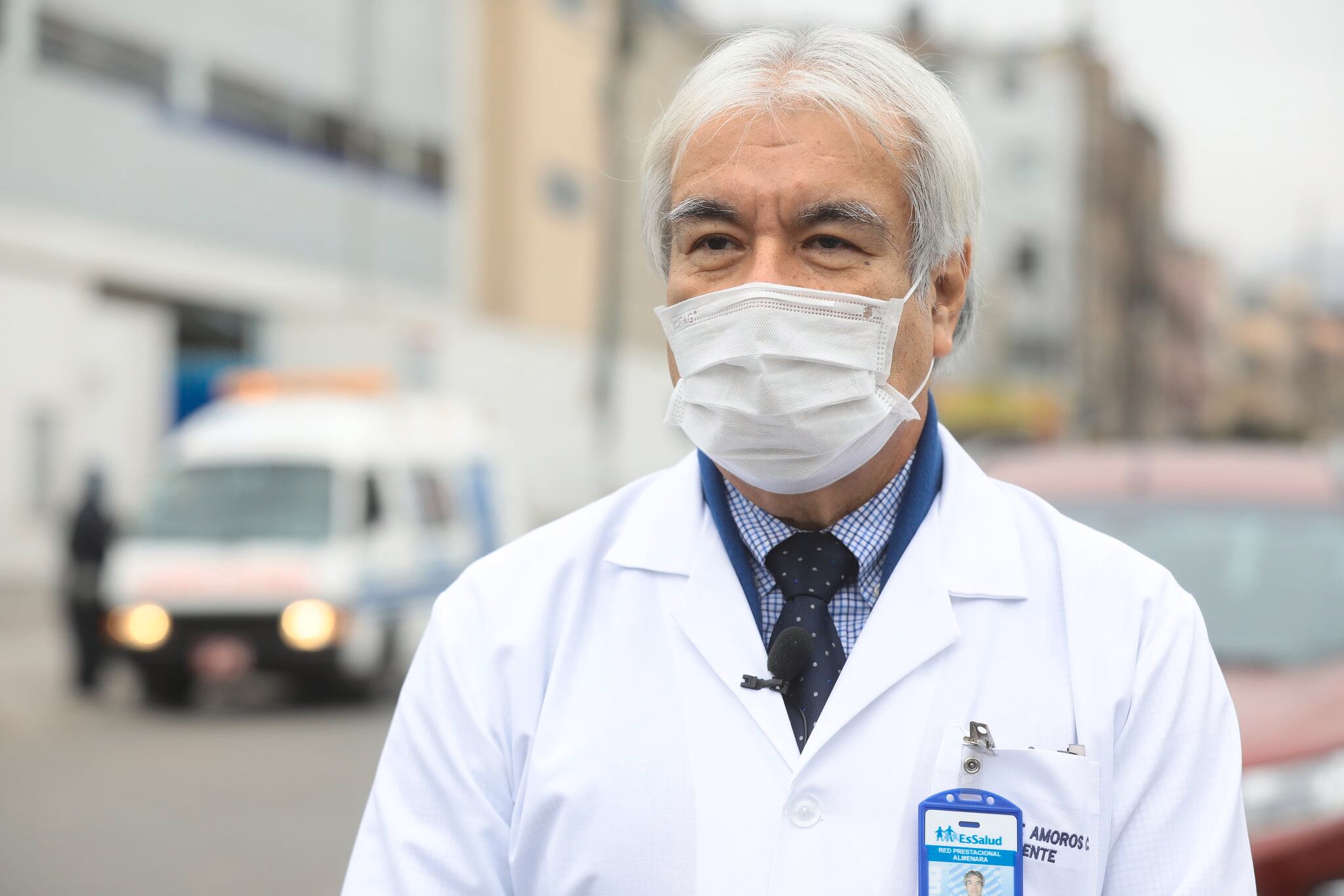 El doctor Jorge Amorós detalló parte del tratamiento que reciben los pacientes con COVID-19, en el hospital Almerara. ( Difusión EsSalud)