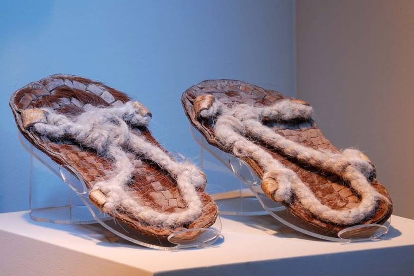 Las usutas (o ushutas) estaban elaboradas de cuero o fibra vegetal y se sujetaban con amarres de lana, cintas de cuero o de fibra vegetal.